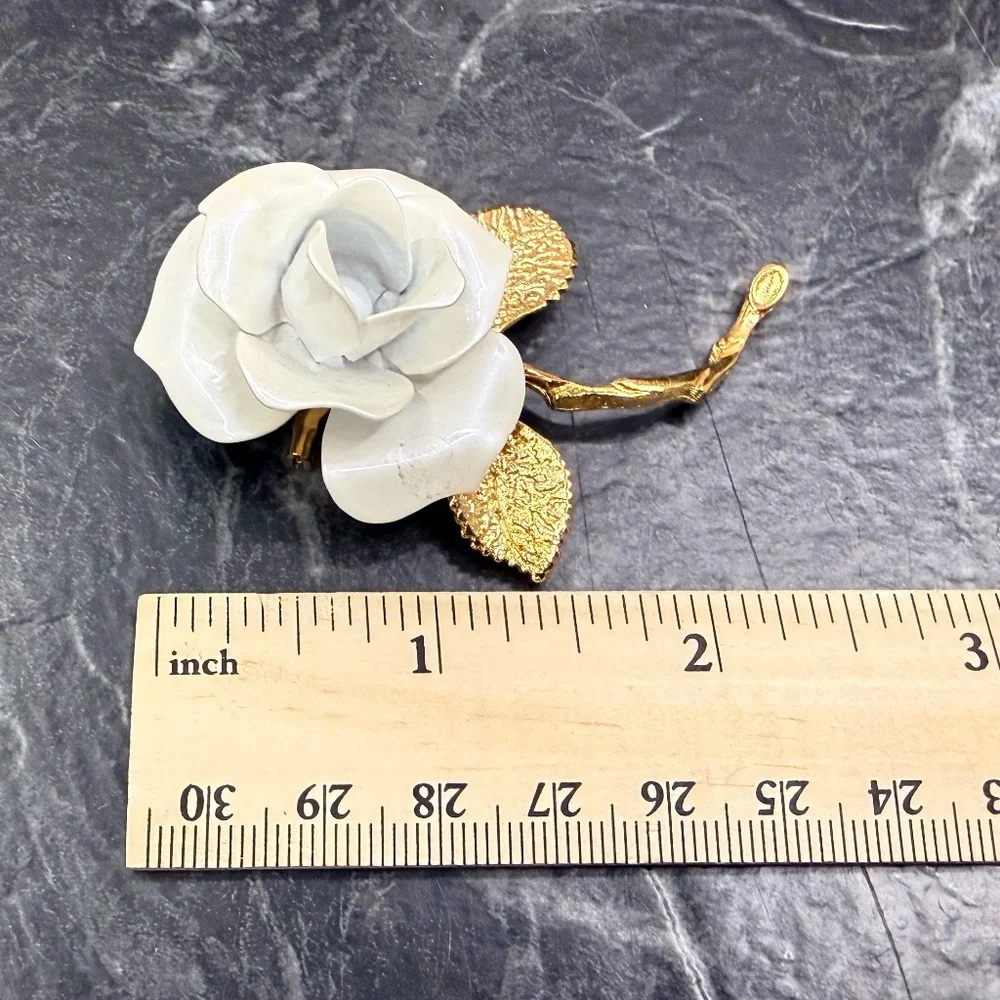 GIOVANNI White Rose with Gold Tone Leaves Brooch